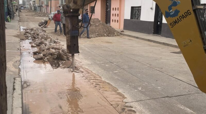 SIMAPARG realiza reacondicionamiento de tubería de agua potable en Calle Morelos