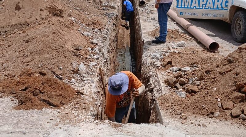 SIMAPARG renueva red de drenaje en calle Solidaridad con tubería moderna y de larga duración