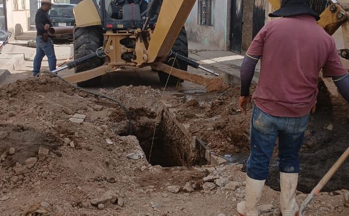 SIMAPARG rehabilita red de drenaje sanitario en calle Libertad tras colapso que afectaba a varias viviendas