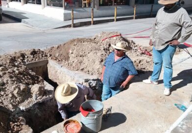 SIMAPARG da continuidad a trabajos de mantenimiento en la red de agua potable en la calle Corregidora