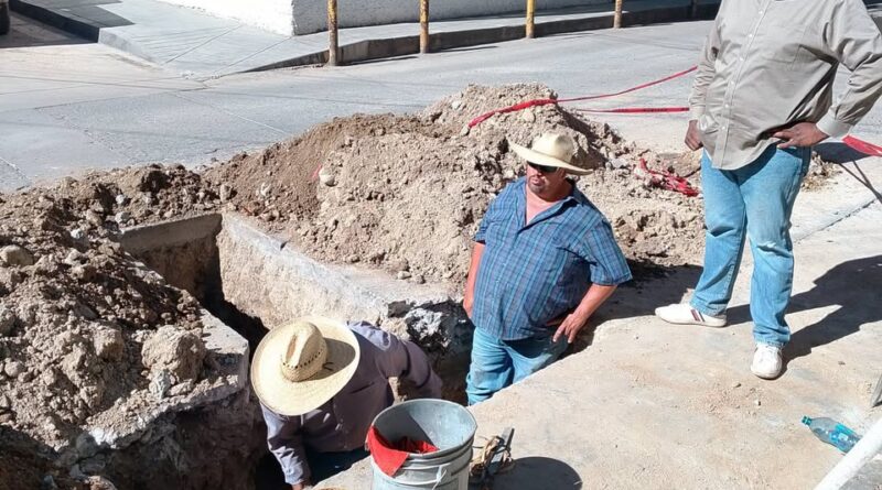 SIMAPARG da continuidad a trabajos de mantenimiento en la red de agua potable en la calle Corregidora