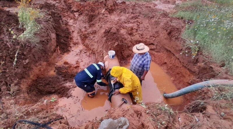 SIMAPARG repara fuga en línea principal de conducción a la altura de La Rastrera